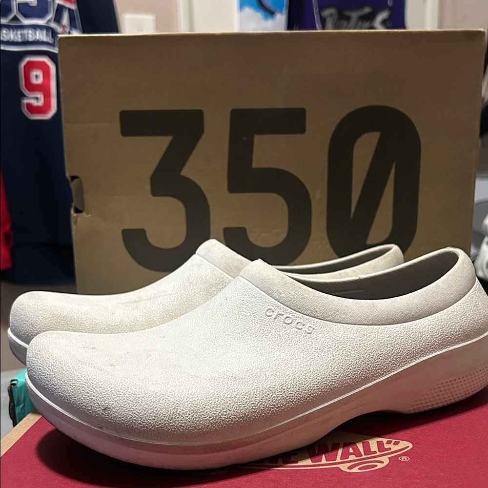 CROCS Men’s (9) / Women’s (11) White Slip-On Clogs